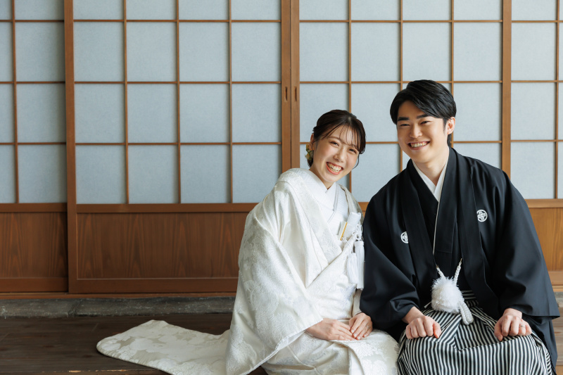 縁側で寄り添うふたり