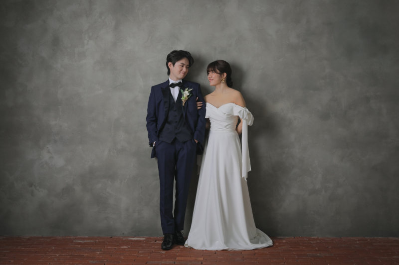 レンガの背景でクールに