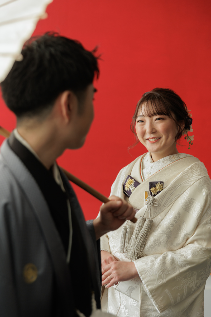 ご新郎様越しのご新婦様。