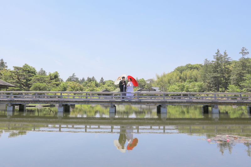 池の上にある橋で