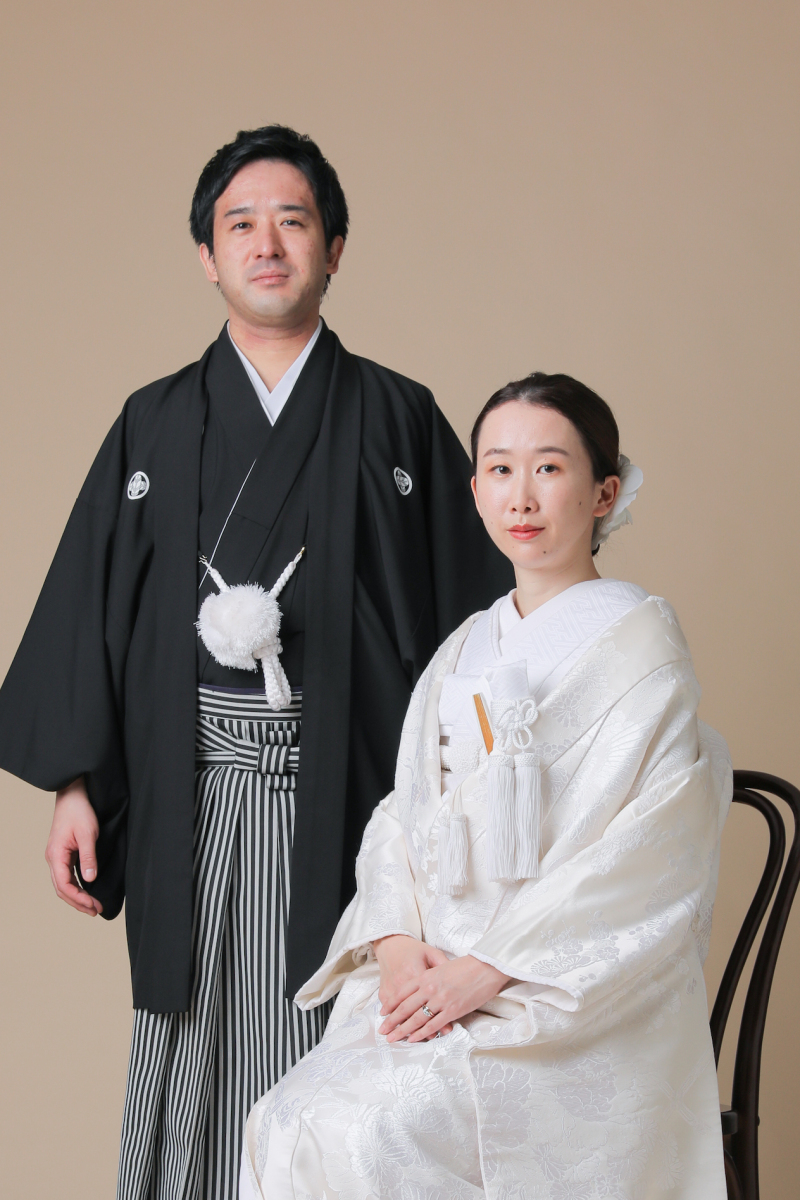 椅子に座ってフォーマルな撮影も