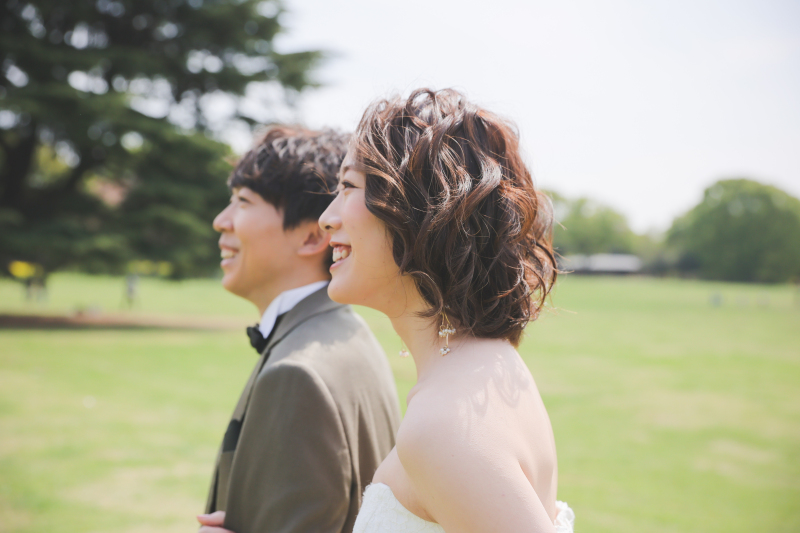 お二人が歩いているカットも