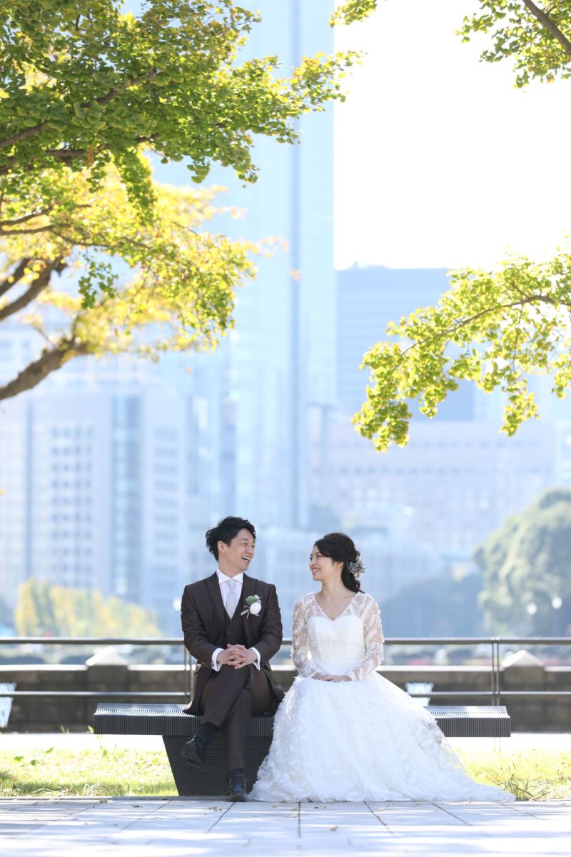 高層ビルとグリーンの間で