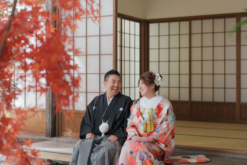 お茶室を背景に縁側でのお写真も。