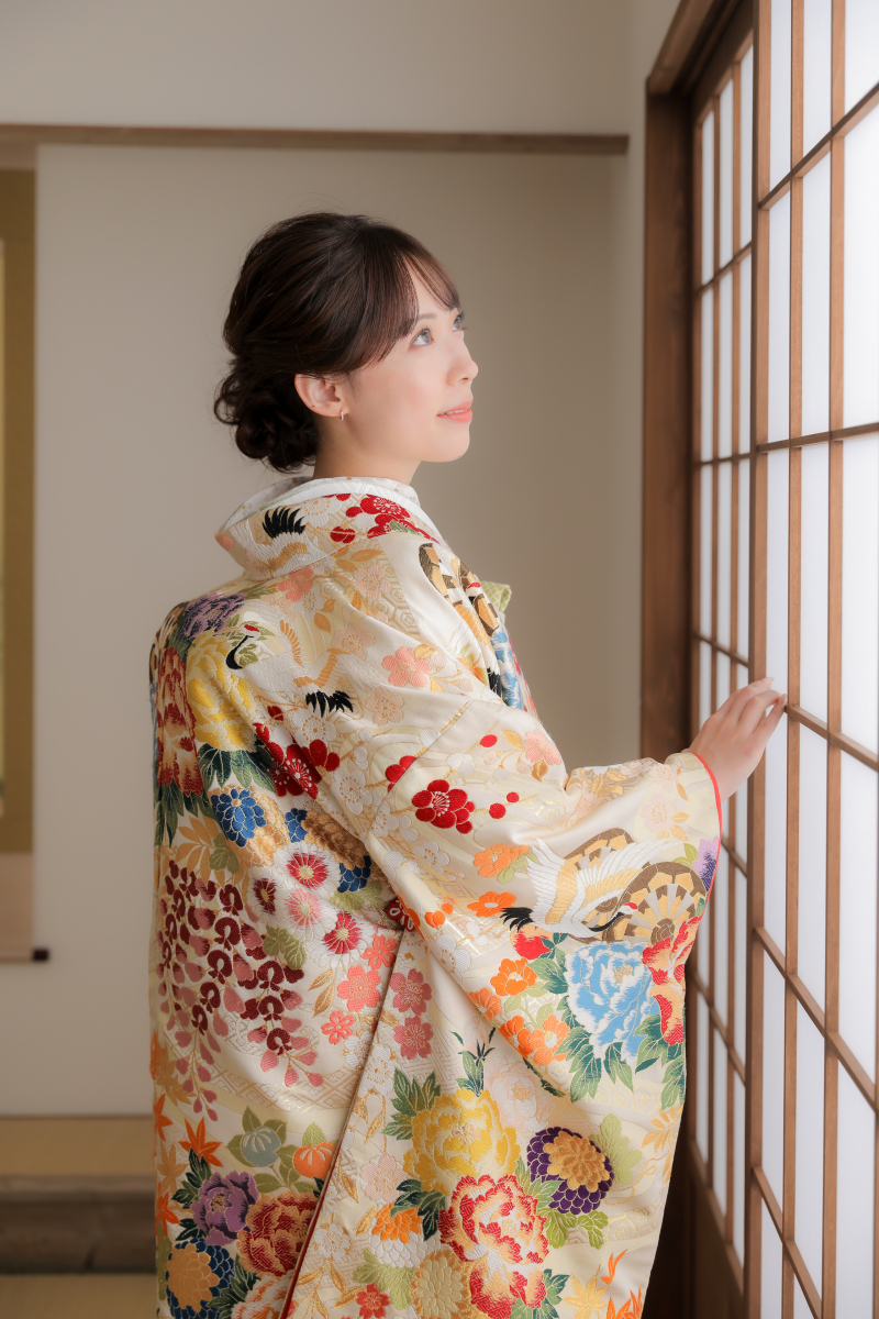 お茶室の中でご新婦様の後ろ姿も♪