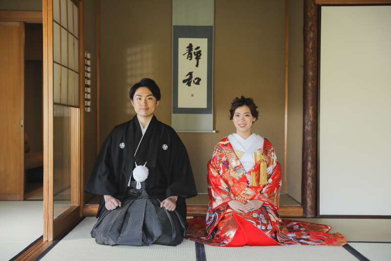 和室で正座ショットも