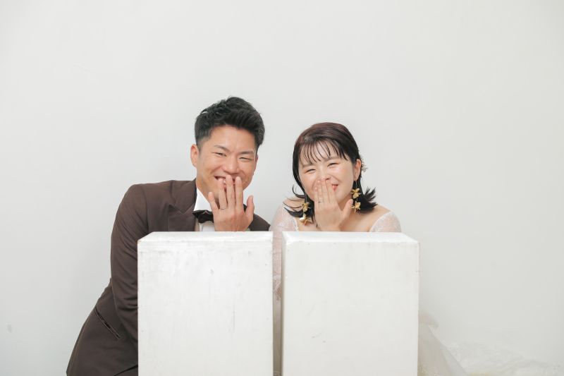 口元に手を添えて