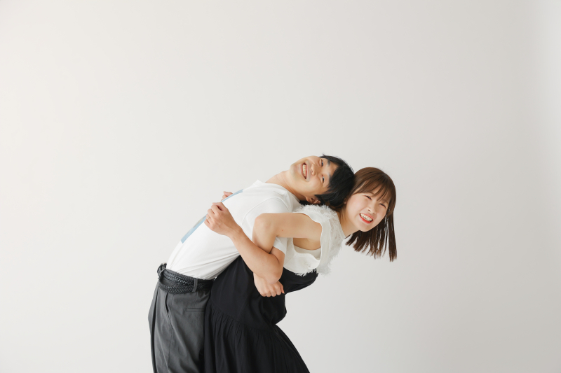 のけぞるご新郎様とニコニコご新婦様