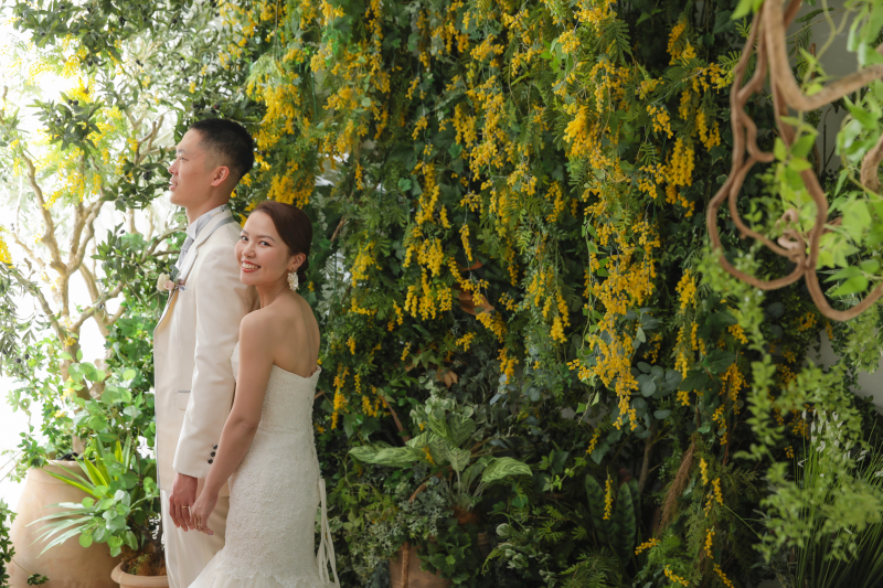 洋装ハウススタジオで花に囲まれて3