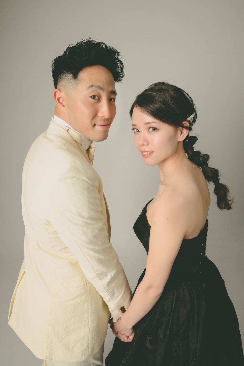 手をつないで仲良し写真も