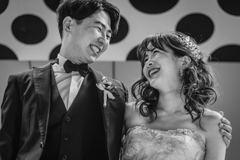 背景やシチュエーションに合わせてモノクロに。