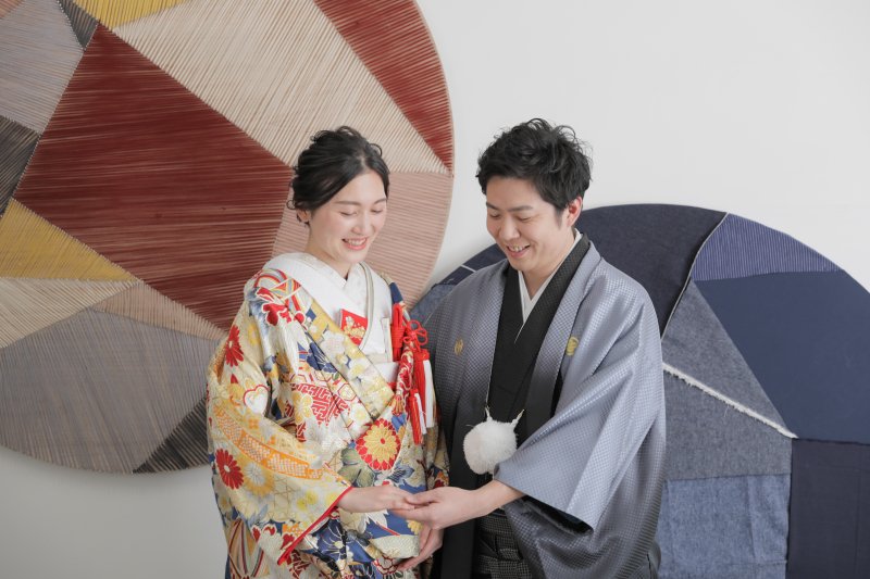 手を取り合って