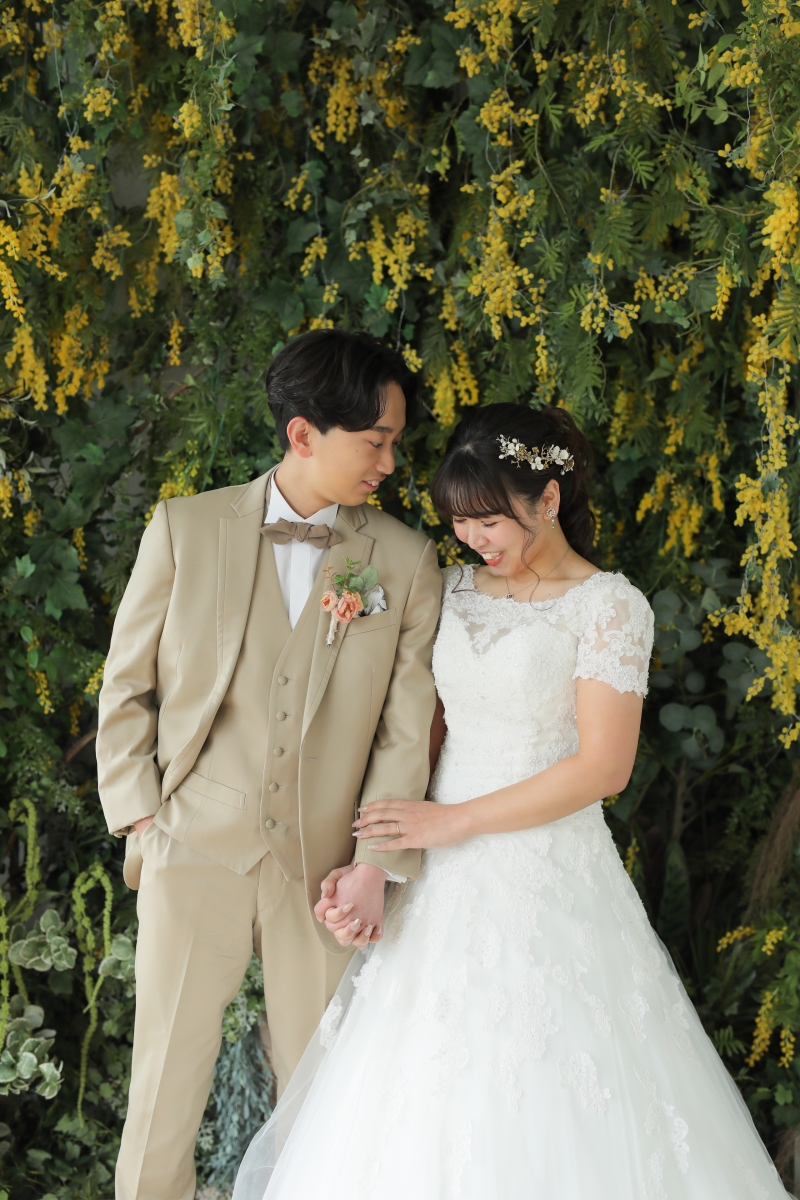 ミモザの前で華やかに