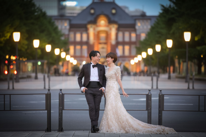 東京駅を背景に