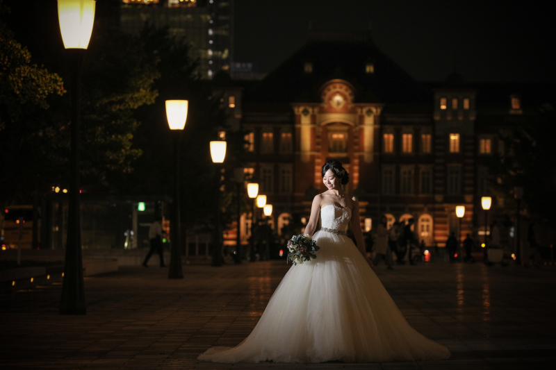 東京駅をバックに