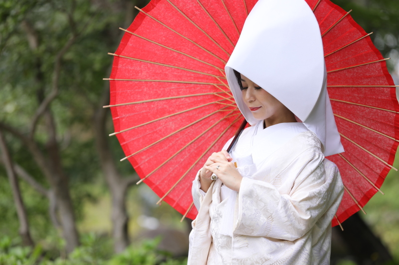 真っ赤な和傘と紅の色