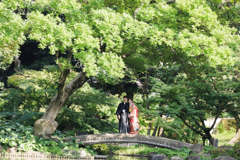 橋の上で