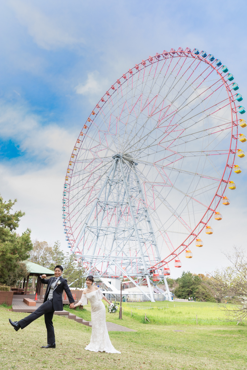 観覧車を背景に