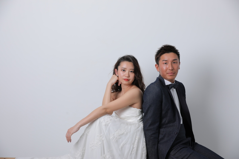 背中合わせで腰掛けて