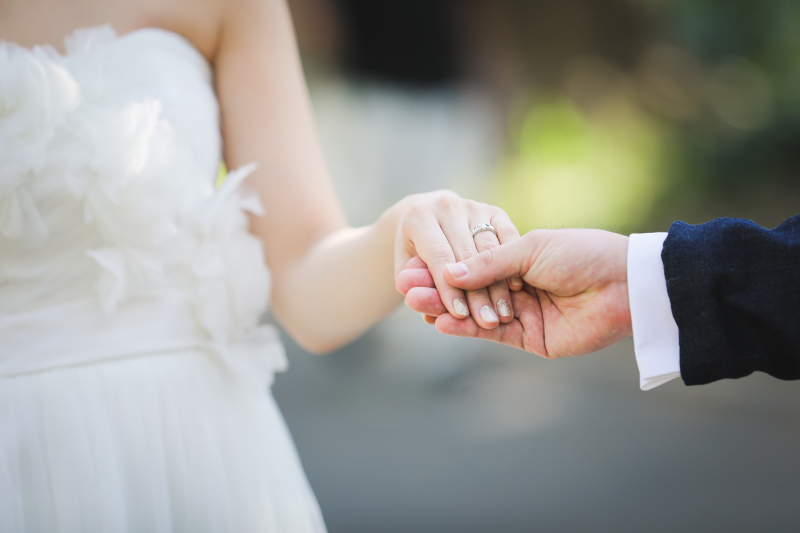 手をとりあって