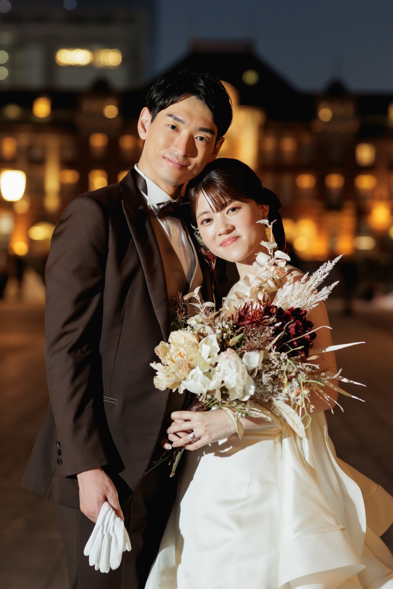 2人を照らす駅舎の灯り 