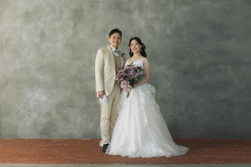 レンガのある背景でシックなお写真を