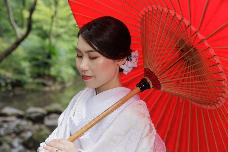 和傘が映える新婦ソロカット