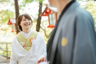 かわいらしい花嫁様の手をひく旦那様