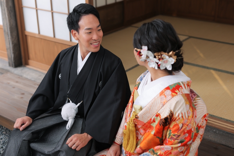 見つめるご新婦様