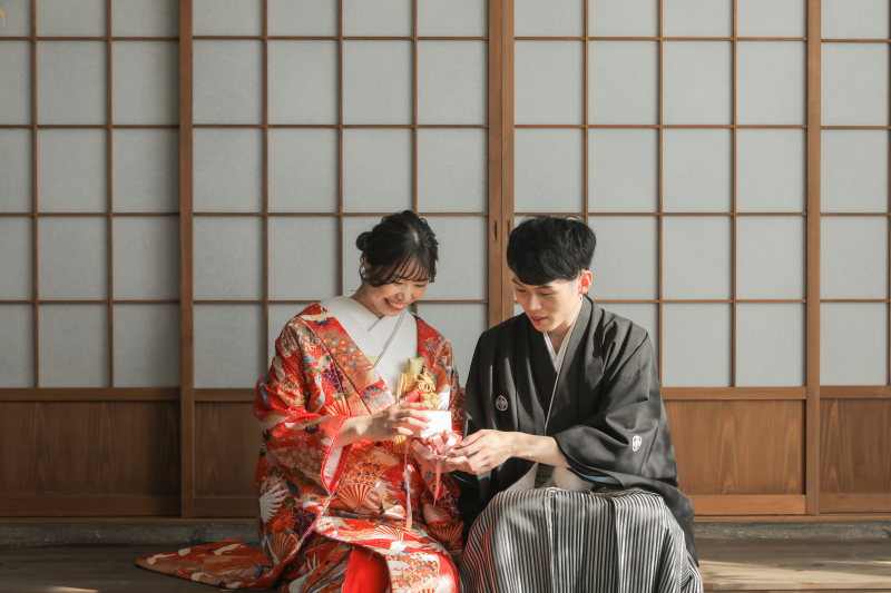 結婚指輪を開けるシーン