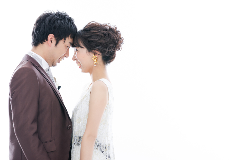 おふたりの人柄が写しだされる真っ白な背景