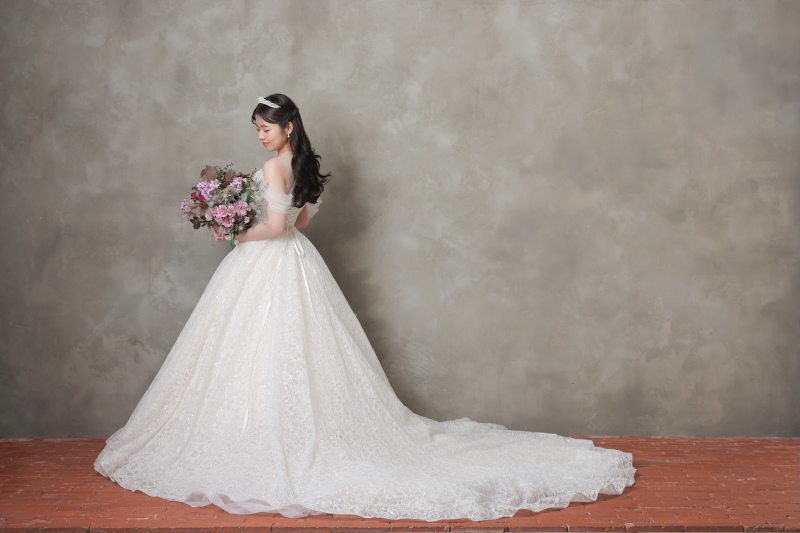 ドレスの後ろ姿