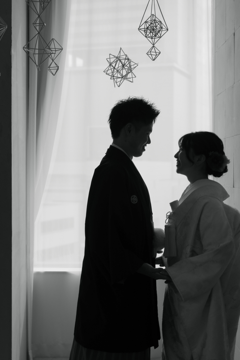 窓辺でシルエット風に