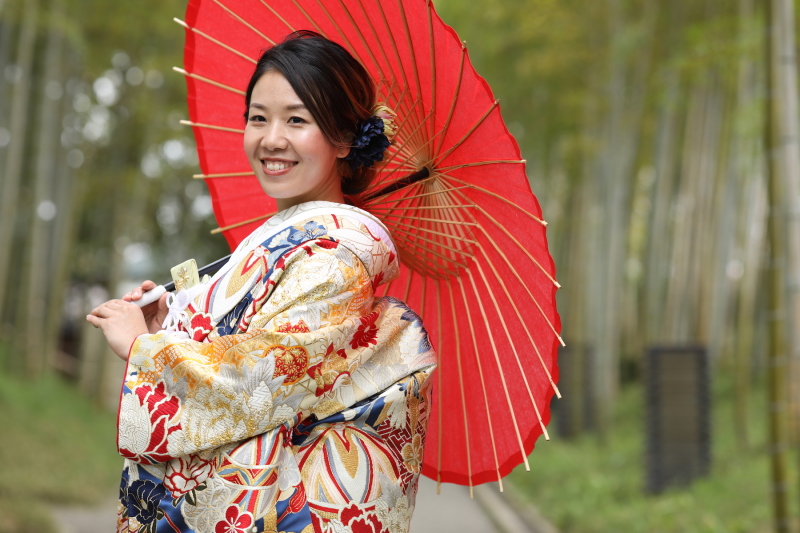 鮮やかな赤の和傘がお似合いです！