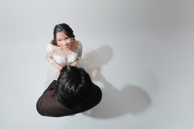 手を取り合って