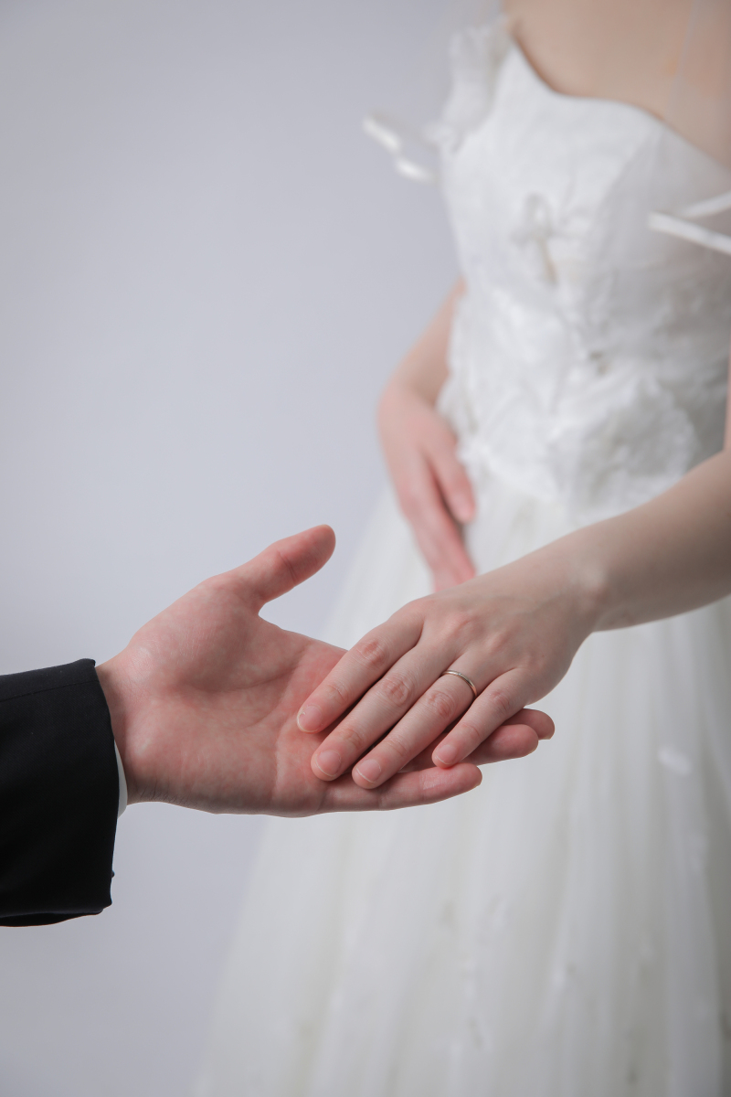 手をとり合って