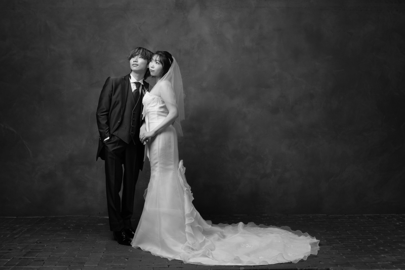 カッコよくグレーの背景で。