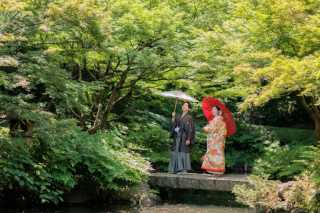 和装にぴったりな日本庭園での撮影を
