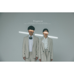 シンプルなスタジオでライティングにこだわった一枚です。