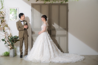 ご新婦様のご希望でファーストミートを撮影させていただきました。お二人の自然体の笑顔でスタジオに幸せオーラが漂っていました。