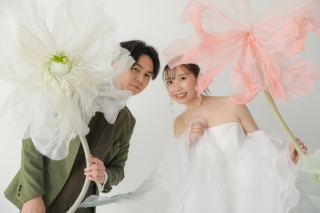 ご新婦様の透け感の個性的なドレスと、フラワーがマッチしていてお気に入りの1枚です。さりげなく新郎様のカラーも花の茎のようでいい感じです。