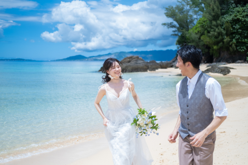 小走りで砂浜をかけるお二人！