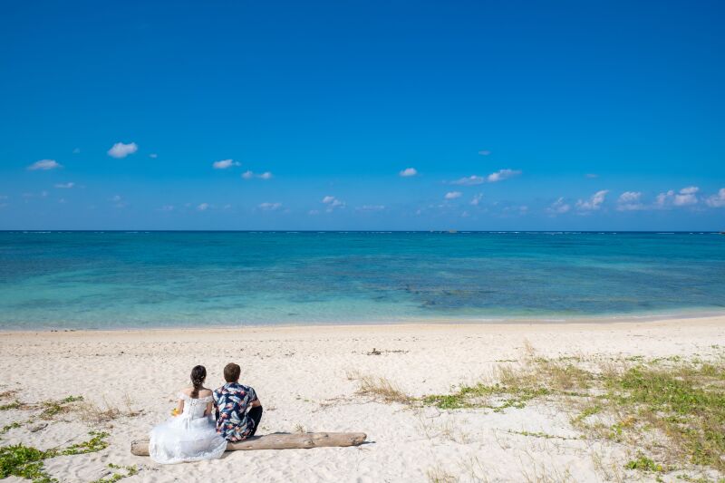 ビーチに腰かけて&hellip;