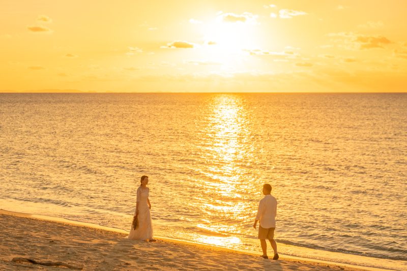 沈む夕日に包み込まれるふたり