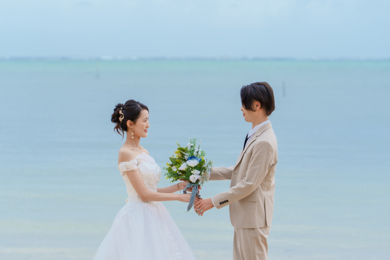 そっと新婦様へブーケをプレゼントされる新郎様