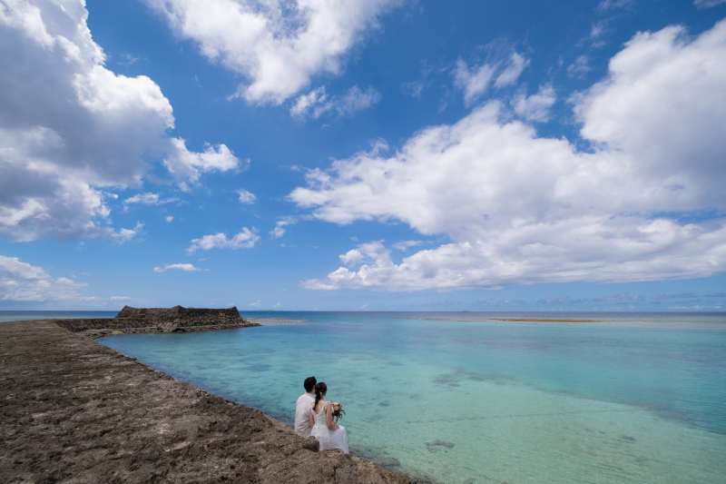 石垣が並ぶ開放的な海へ