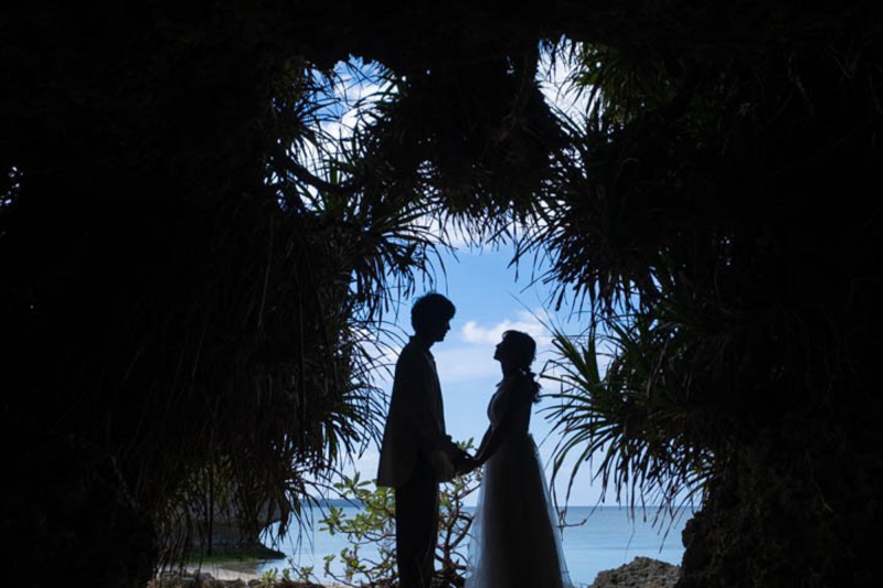 二人の姿を映し出すシルエット撮影