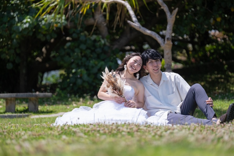 芝生に座ったショットも♪