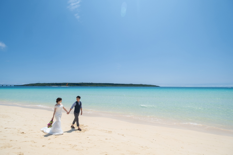 青い海を楽しみながらお散歩シーン撮影