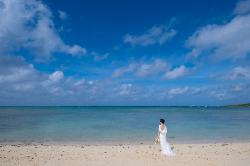 青い海と綺麗な花嫁姿